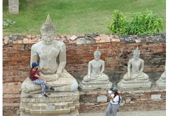   						Du khách ngồi vào lòng tượng Phật ở Thái Lan để tạo dáng