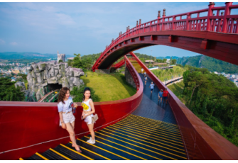   						Cầu Koi giữa vườn Nhật trên đỉnh đồi ở Hạ Long