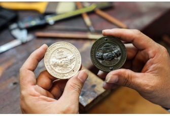   						Nghệ nhân Sài Gòn đúc đồng bạc kỷ niệm hội nghị Mỹ - Triều